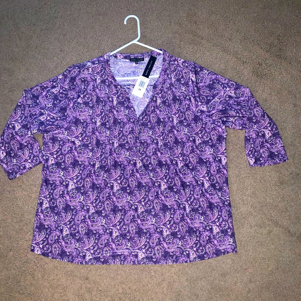 Women’s pleated dress shirt. V neck with 2 buttons.